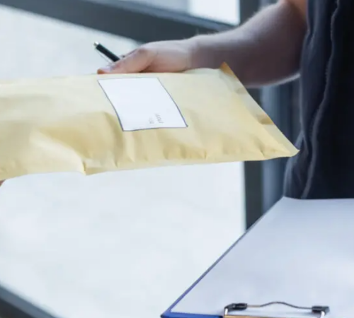 Collection and delivery of your mail - Collecte et envoi de courrier - ophaling en bezorging van uw bedrijfspost